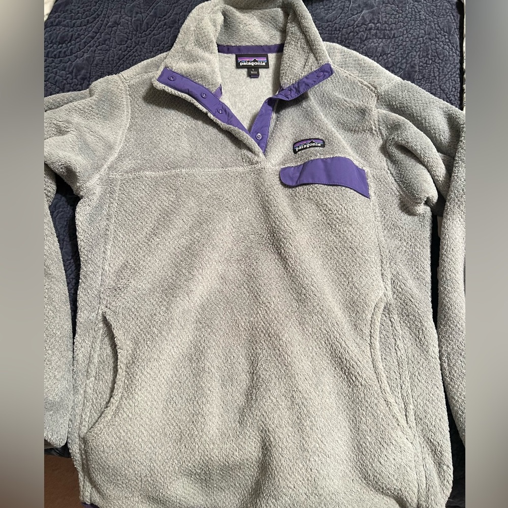 Patagonia Women’s synchilla snap T. Size large. Gray with purple trim